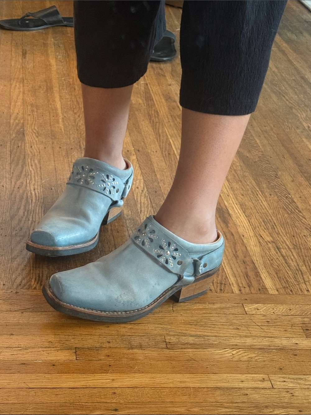 Rare vintage Frye Light Blue Leather Clog Mules with Stud Detail - Picture 8 of 8